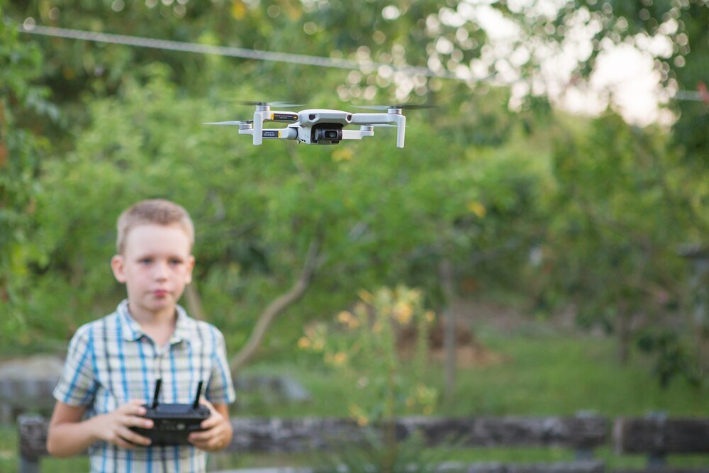 Dron dla dzieci: jak wybrać najlepszy model na komunię?